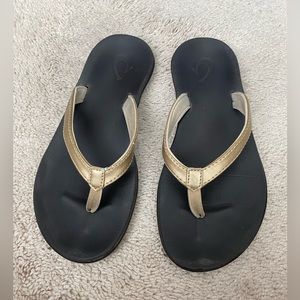 Womens Olukai flip flops gold thong size 5